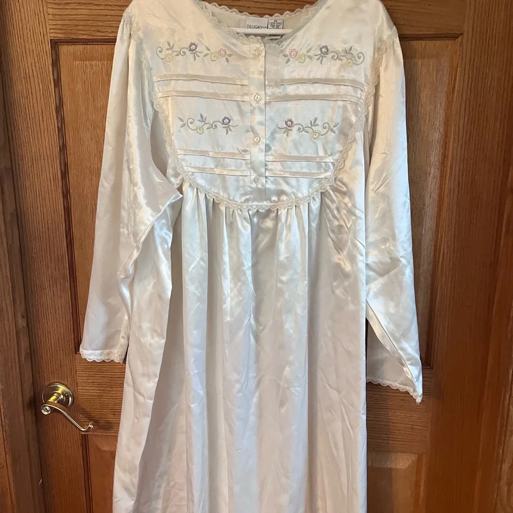 Delicates lace trim, embroidery romantic nightgown